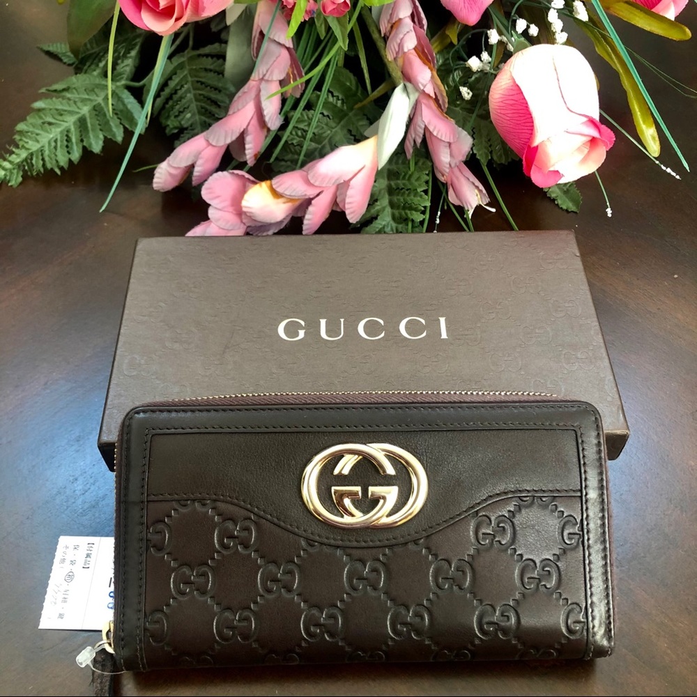 Gucci Interlocking GG Supreme zippy wallet